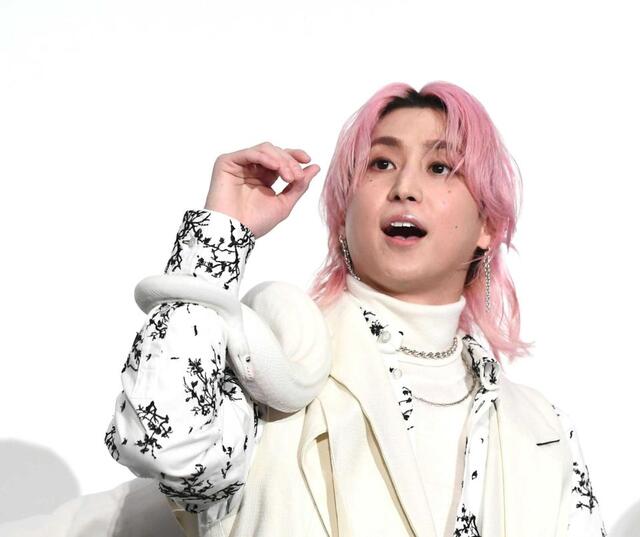 　白蛇を腕に巻く佐久間大介（撮影・園田高夫）