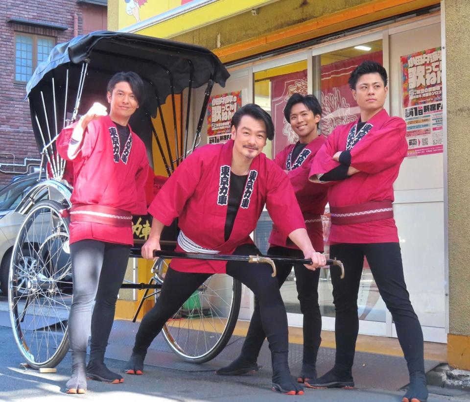 　人力車を引く小田井涼平（中央左）。左から東京力車の石橋拓也、白上一成、田井裕一