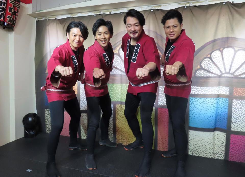 　ポーズを決める小田井涼平（左から３人目）と東京力車の石橋拓也（左端）、白上一成（左から２人目）、田井裕一（右端）