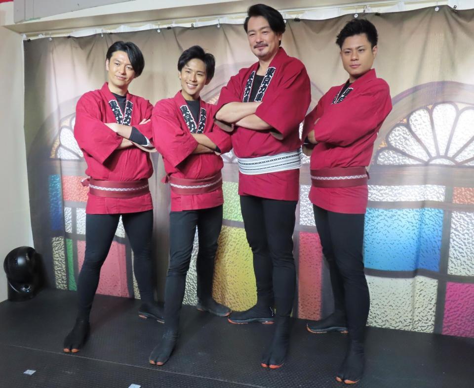 　ポーズを決める小田井涼平（左から３人目）と東京力車の石橋拓也（左端）、白上一成（左から２人目）、田井裕一（右端）