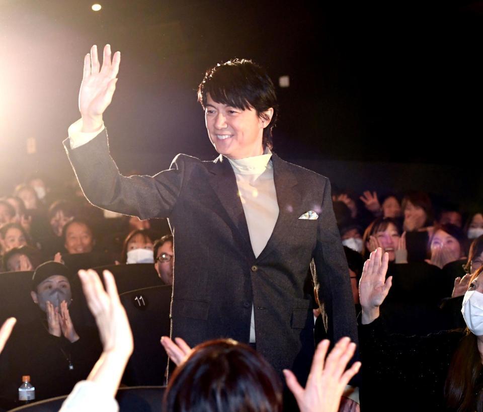 　客席後方からステージに向かう福山雅治（撮影・佐藤厚）