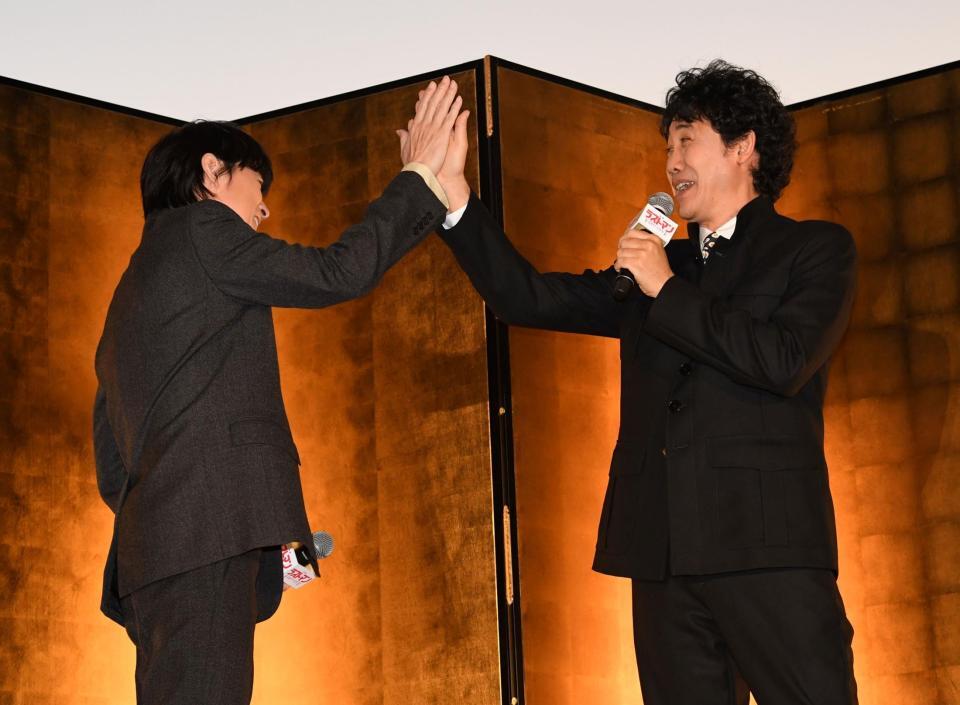 　登壇後、ハイタッチする福山雅治（左）と大泉洋（撮影・佐藤厚）