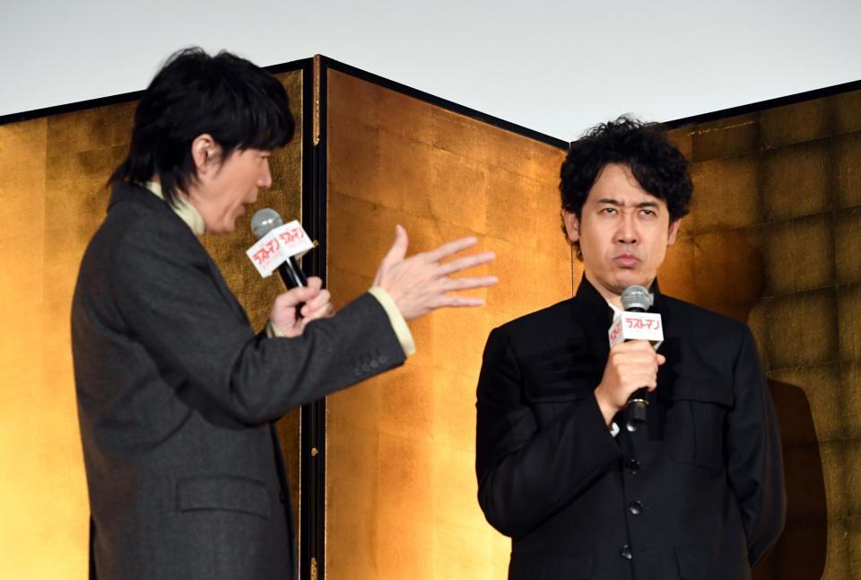 　軽妙なトークで会場を沸かせる福山雅治（左）と大泉洋（撮影・佐藤厚）