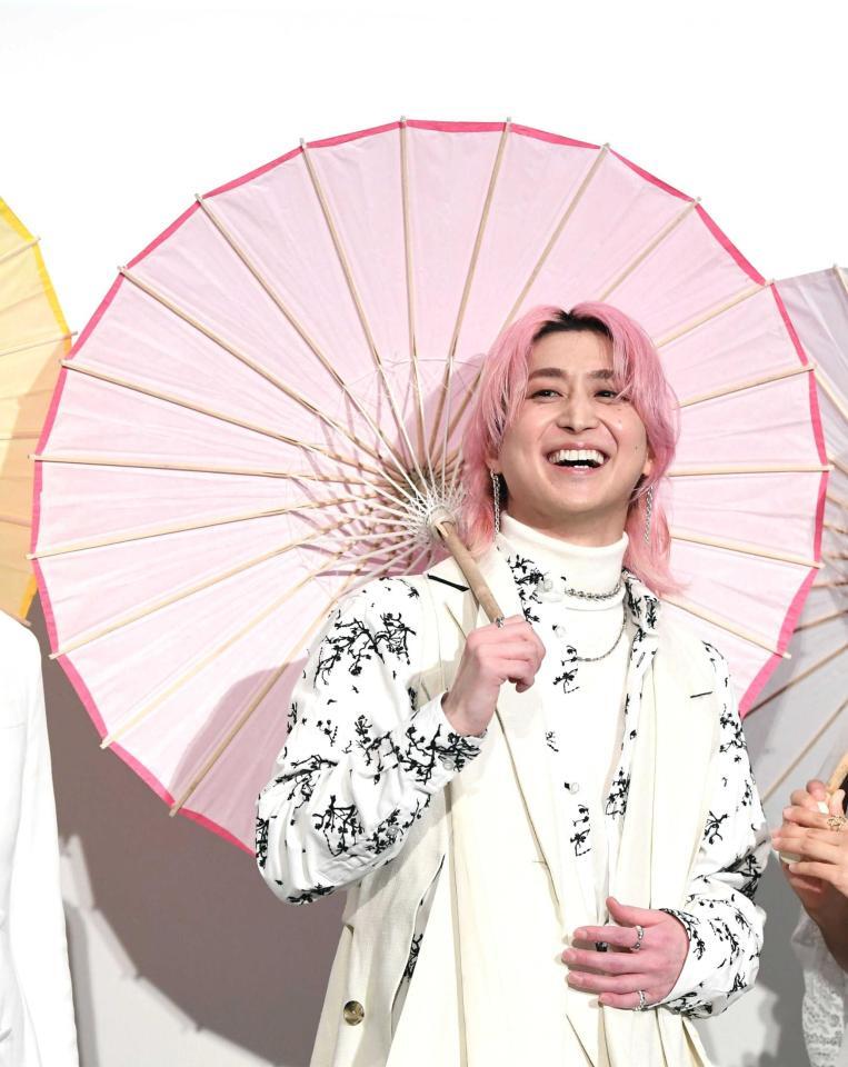 　笑顔を見せる佐久間大介（撮影・園田高夫）