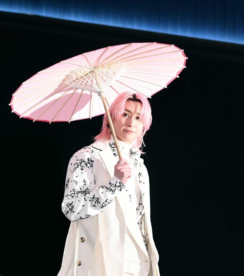 　傘をさして登場する佐久間大介（撮影・園田高夫）