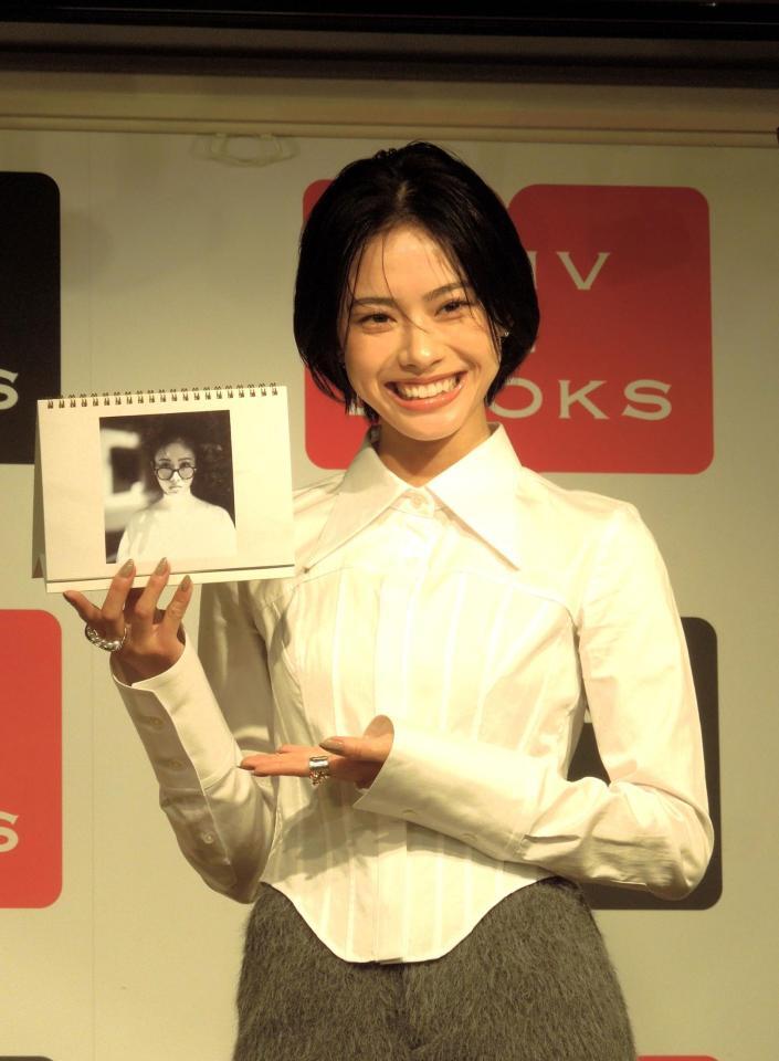 　２０２６年カレンダー発売記念イベントでお気に入りページを披露し笑顔を見せる安斉星来