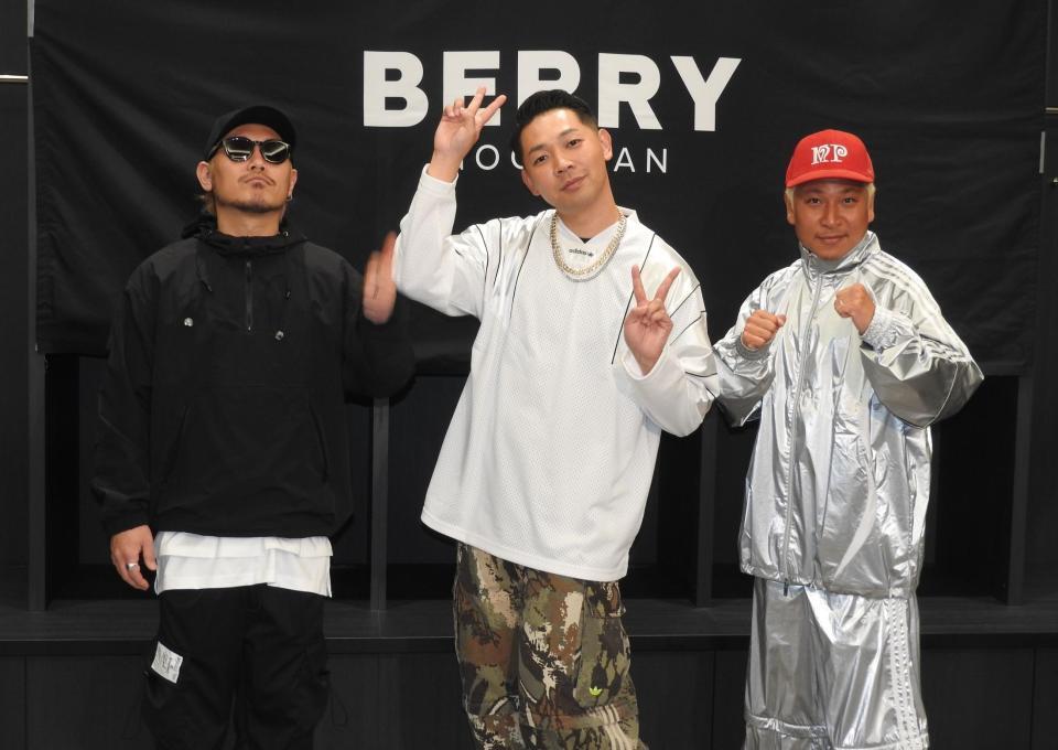 　ライブに向け意気込む（左から）ＨｉＤＥＸ、Ｒｏｖｅｒ、ＭＯＣＡ＝東京都内