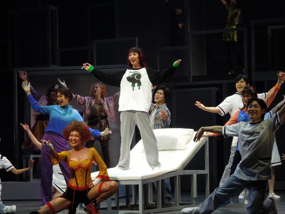 「クワイエットルームにようこそ　Ｔｈｅ　Ｍｕｓｉｃａｌ」ゲネプロで美声を披露した咲妃みゆ（中央）