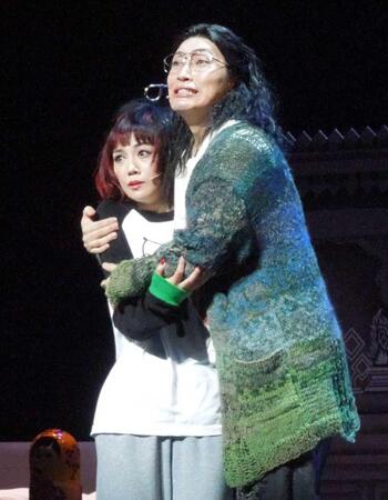 　熱演を見せる咲妃みゆ（左）と松下優也