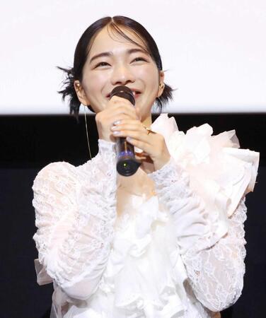 　舞台あいさつを行った見上愛＝都内