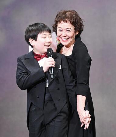 中村長三郎（左）の祝福の言葉に笑顔を見せる大竹しのぶ（撮影・園田高夫）