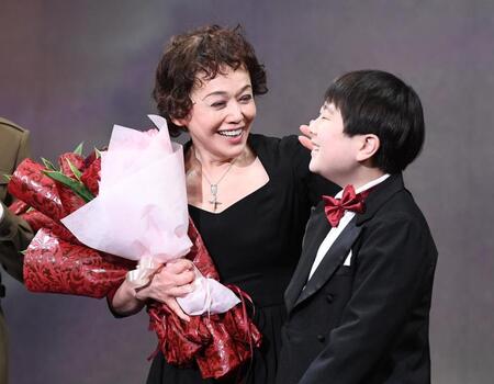 中村長三郎（右）の突然の祝福に笑顔を見せる大竹しのぶ（撮影・園田高夫）