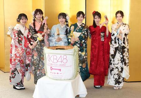 鏡開きを行った（左から）花田藍衣、久保姫菜乃、秋山由奈、新井彩永、工藤華純、迫由芽実（撮影・石井剣太郎）
