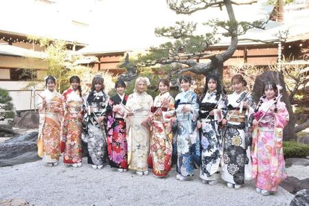 二十歳の集いに参加したＮＭＢ48、（左から）中川朋香、西由真、池田典愛、芳賀礼、塩月希依音、坂田心咲、坂下真心、板垣心和、福野杏実、福原琴美