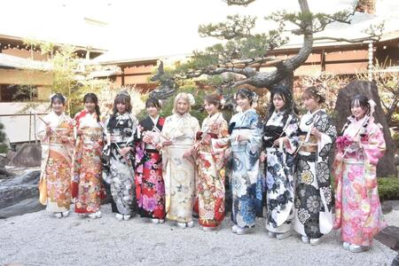 二十歳の集いに参加したＮＭＢ48、（左から）中川朋香、西由真、池田典愛、芳賀礼、塩月希依音、坂田心咲、坂下真心、板垣心和、福野杏実、福原琴美