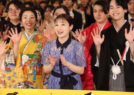 笑顔を見せる橋本環奈（中央）＝撮影・石井剣太郎