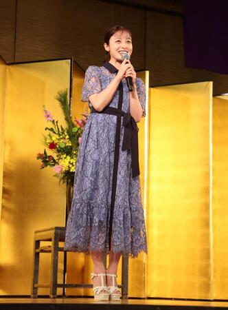 サプライズ登場した橋本環奈＝東京プリンスホテル（撮影・石井剣太郎）