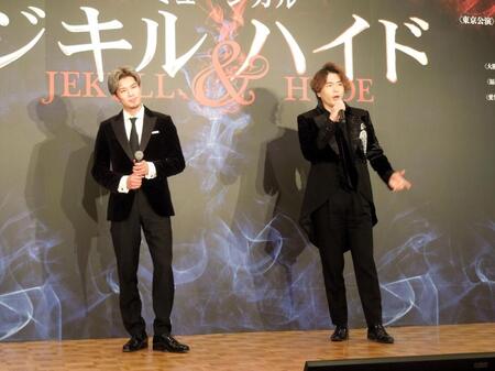 　ミュージカル「ジキル＆ハイド」製作発表会で劇中歌「時が来た」を歌唱披露したＷ主演の（左から）柿澤勇人、佐藤隆紀
