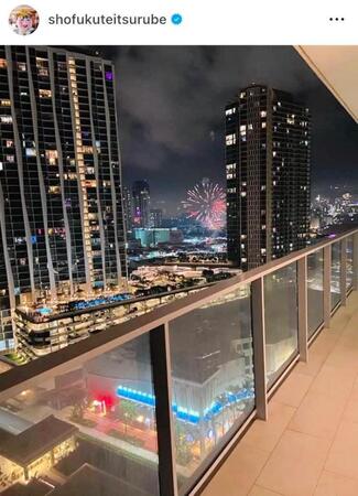 　ハワイの自宅からの年明け花火。２４年１月の鶴瓶のインスタグラム＠ｓｈｏｆｕｋｕｔｅｉｔｓｕｒｕｂｅより