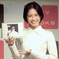 　イベントでお気に入りページを披露し笑顔を見せる安斉星来