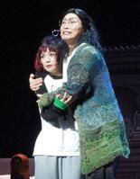 　熱演を見せる咲妃みゆ（左）と松下優也