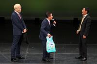 オール阪神・巨人の公演にサプライズ出演しておむつを贈呈した明石家さんま（右、提供：吉本興業）