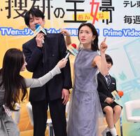 記者会見で洗濯物を干すシーンを横山裕（左から２人目）と再現する松本まりか（右）。左手前は島袋寛子、右後方は佐藤大空＝テレビ東京　神谷町第１スタジオ（撮影・開出牧）