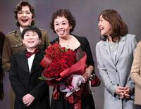 　中村長三郎（左手前）、岩崎宏美（右）らの祝福に笑顔で舌を出す大竹しのぶ（撮影・園田高夫）