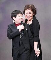 中村長三郎（左）の祝福の言葉に笑顔を見せる大竹しのぶ（撮影・園田高夫）