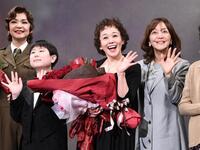 中村長三郎（左）、岩崎宏美（右）らの祝福され笑顔で手を振る大竹しのぶ（撮影・園田高夫）