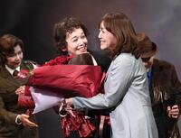 サプライズゲストの岩崎宏美（右）から祝福の花束を渡される大竹しのぶ（撮影・園田高夫）