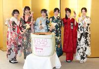 鏡開きを行った（左から）花田藍衣、久保姫菜乃、秋山由奈、新井彩永、工藤華純、迫由芽実（撮影・石井剣太郎）