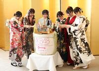 鏡開きを行ったＡＫＢ４８の（左から）花田藍衣、久保姫菜乃、秋山由奈、新井彩永、工藤華純、迫由芽実（撮影・石井剣太郎）