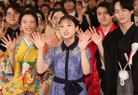 手を振る橋本環奈（中央）＝撮影・石井剣太郎