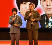 　第十一回上方漫才協会大賞大賞を受賞したエバースの佐々木隆史（左）と町田和樹