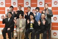 　授賞式後に取材に応じた（前列左から）レインボー・ジャンボたかお、池田直人、タカアンドトシ・タカ、トシ、（後列左から）家族チャーハン・大石、江頭、中田カウス、エバース・佐々木卓隆史、町田和樹