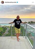 　ハワイでリラックスした笑顔を見せる鶴瓶。２４年１２月２７日付のインスタグラム＠ｓｈｏｆｕｋｕｔｅｉｔｓｕｒｕｂｅより