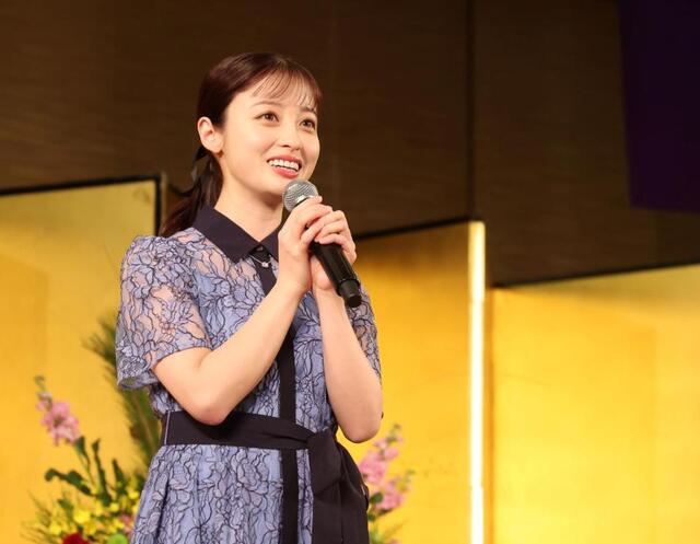 橋本環奈 港区「二十歳のつどい」にサプライズ登場 新成人から大歓声