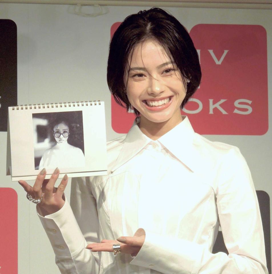 　イベントでお気に入りページを披露し笑顔を見せる安斉星来