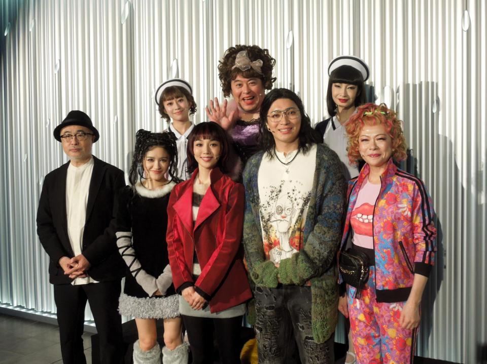 （前列左から）松尾スズキ、昆夏美、咲妃みゆ、松下優也、（後列左から）桜井玲香、皆川猿時、りょう