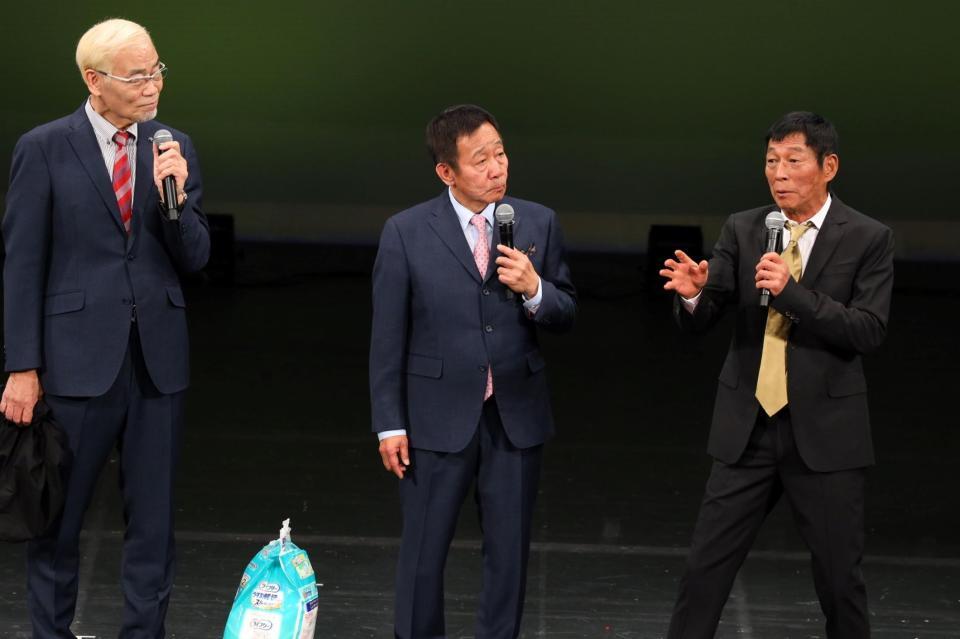 オール阪神・巨人の公演にサプライズ出演しておむつを贈呈した明石家さんま（右、提供：吉本興業）