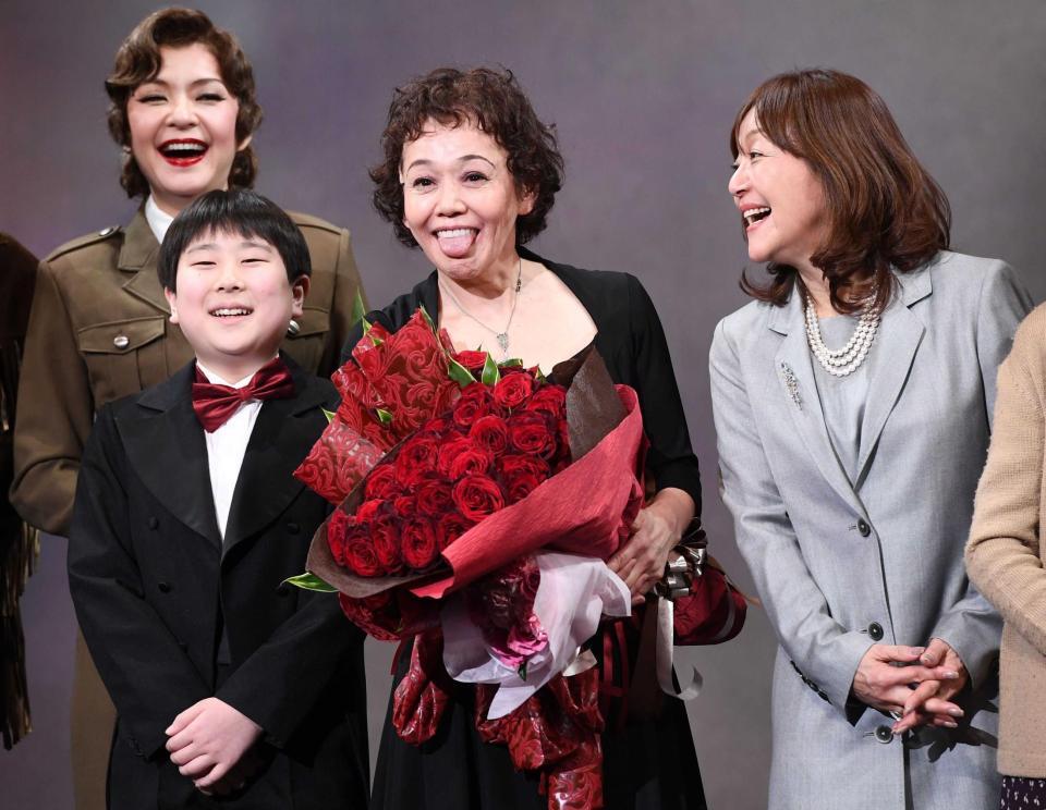 　中村長三郎（左手前）、岩崎宏美（右）らの祝福に笑顔で舌を出す大竹しのぶ（撮影・園田高夫）