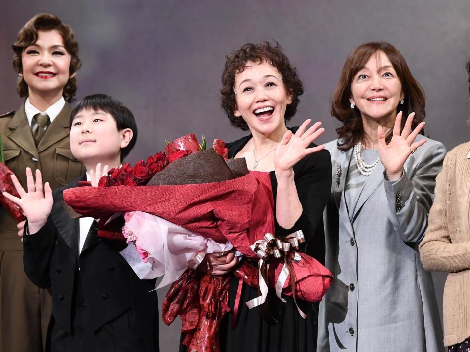 中村長三郎（左）、岩崎宏美（右）らの祝福され笑顔で手を振る大竹しのぶ（撮影・園田高夫）