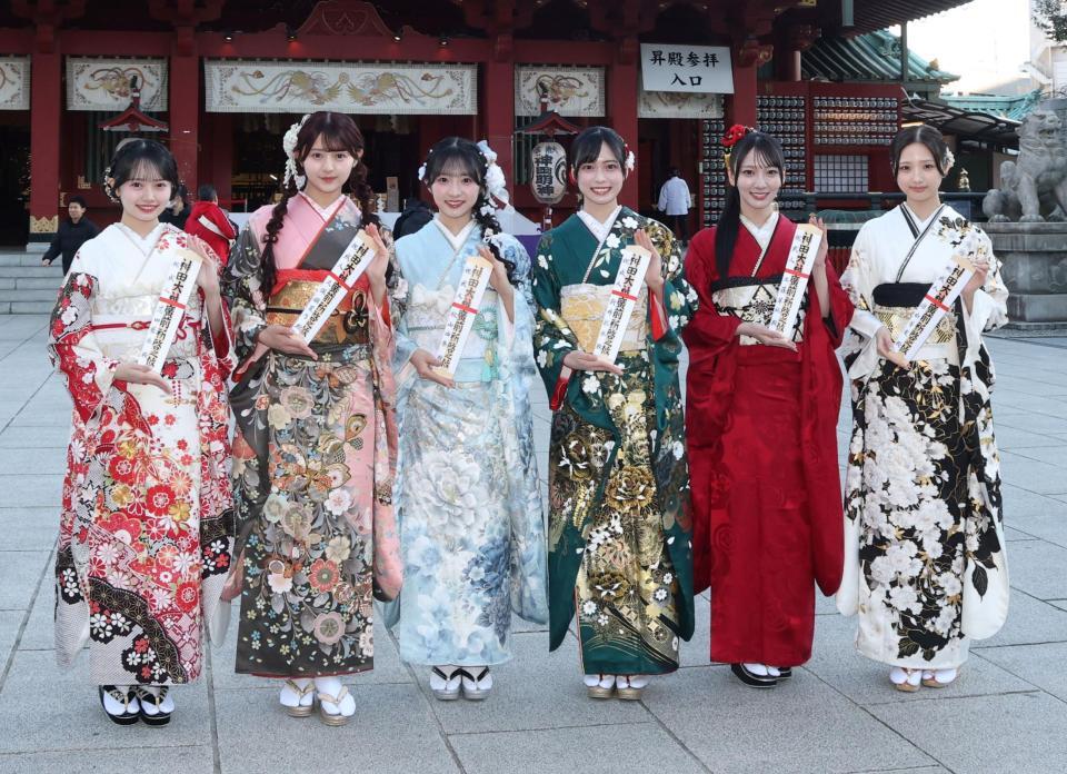 ポーズを決めるＡＫＢ４８の（左から）花田藍衣、久保姫菜乃、秋山由奈、新井彩永、工藤華純、迫由芽実（撮影・石井剣太郎）