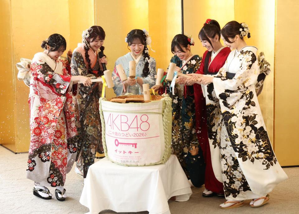 鏡開きを行ったＡＫＢ４８の（左から）花田藍衣、久保姫菜乃、秋山由奈、新井彩永、工藤華純、迫由芽実（撮影・石井剣太郎）