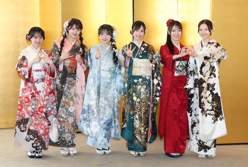 ポーズを決めるＡＫＢ４８の（左から）花田藍衣、久保姫菜乃、秋山由奈、新井彩永、工藤華純、迫由芽実（撮影・石井剣太郎）