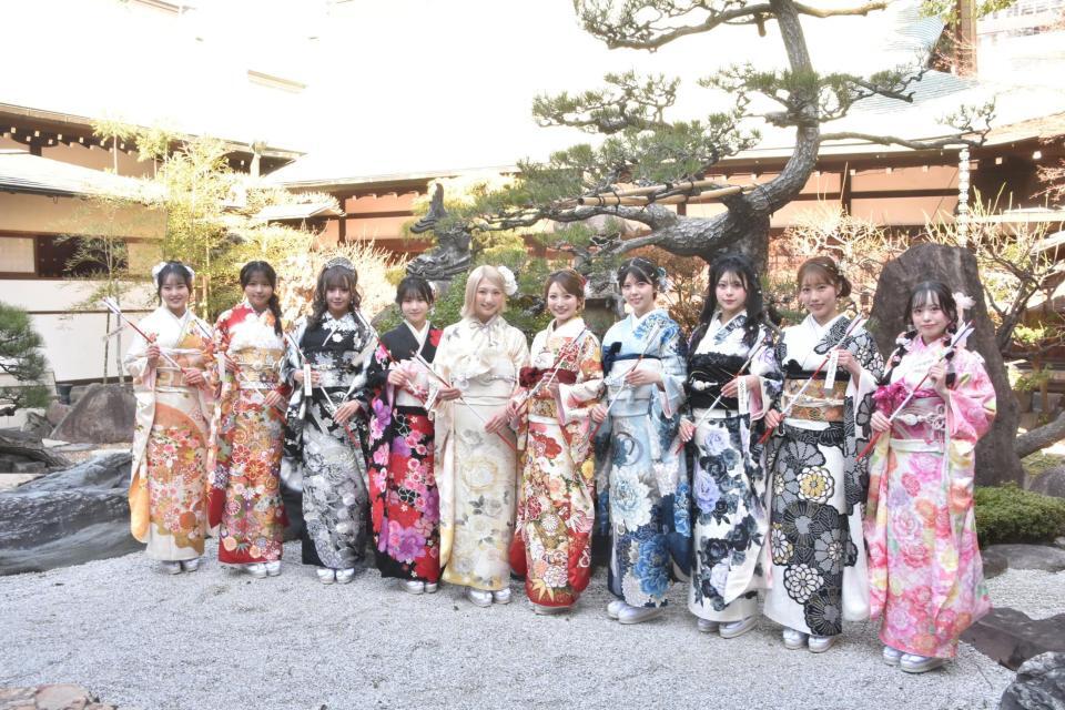 二十歳の集いに参加したＮＭＢ48、（左から）中川朋香、西由真、池田典愛、芳賀礼、塩月希依音、坂田心咲、坂下真心、板垣心和、福野杏実、福原琴美