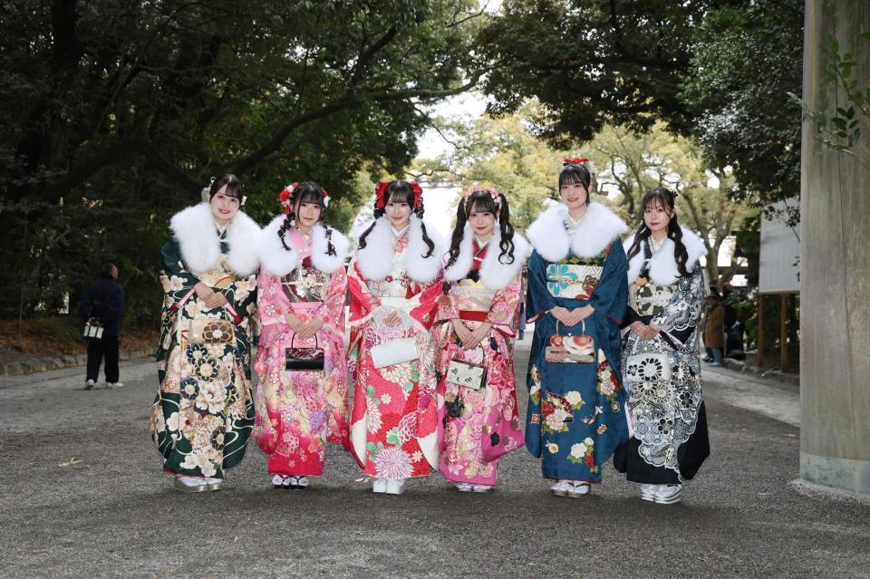 振り袖姿を披露した（左から）ＳＫＥ４８・福原心春、河村優愛、倉島杏実、大村杏、桒原椿、雲井紗菜©２０２６　Ｚｅｓｔ，Ｉｎｃ．／衣装協力：株式会社清水屋