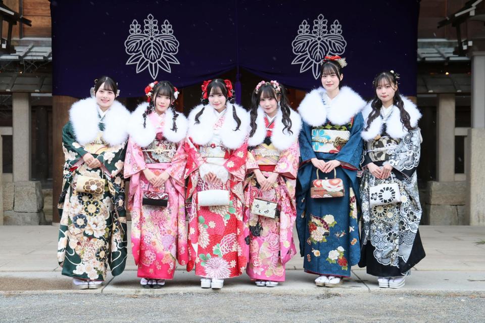 　振り袖姿を披露した（左から）ＳＫＥ４８・福原心春、河村優愛、倉島杏実、大村杏、桒原椿、雲井紗菜©２０２６　Ｚｅｓｔ，Ｉｎｃ．／衣装協力：株式会社清水屋