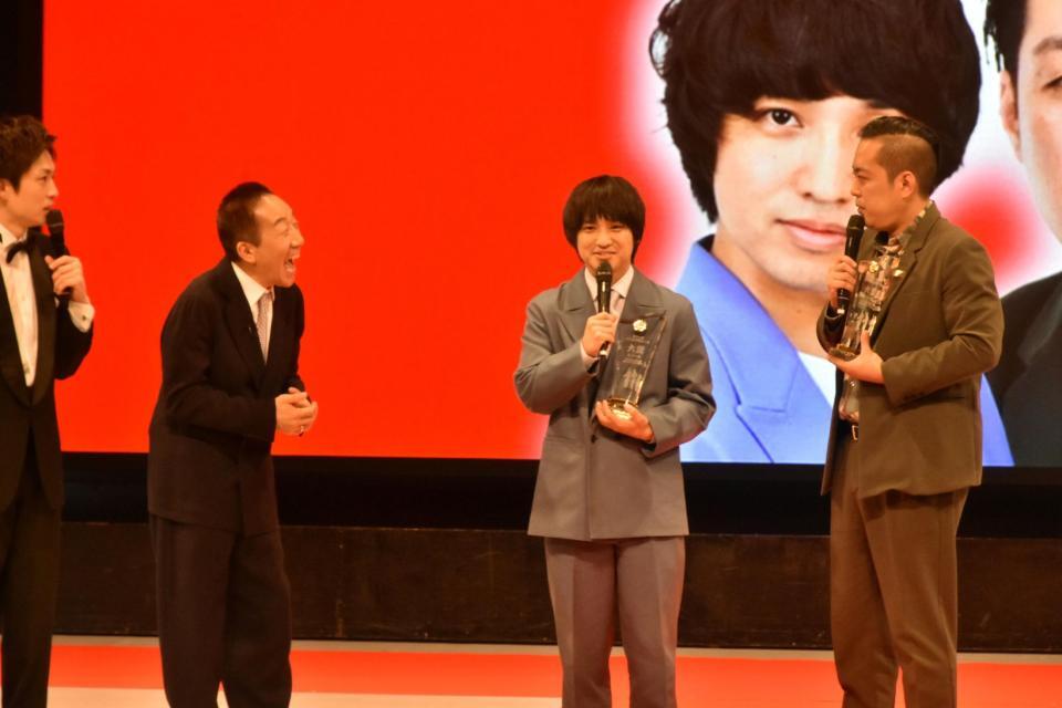 　第十一回上方漫才協会大賞大賞を受賞し、中田カウス会長（左）から表彰されるエバースの佐々木隆史（中央）、町田和樹（右）